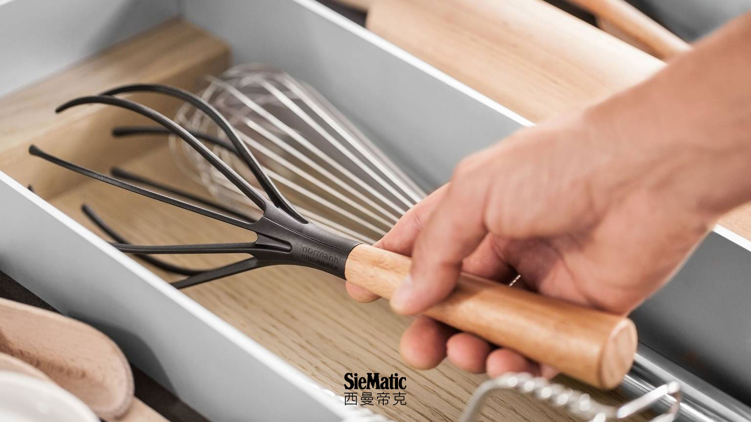 Plentiful space in KingSize compartments of SieMatic kitchen drawers for tall items